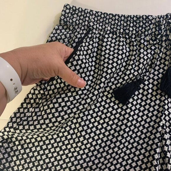 a.n.a. Black & White Geometric Flower Print New - Picture 4 of 8